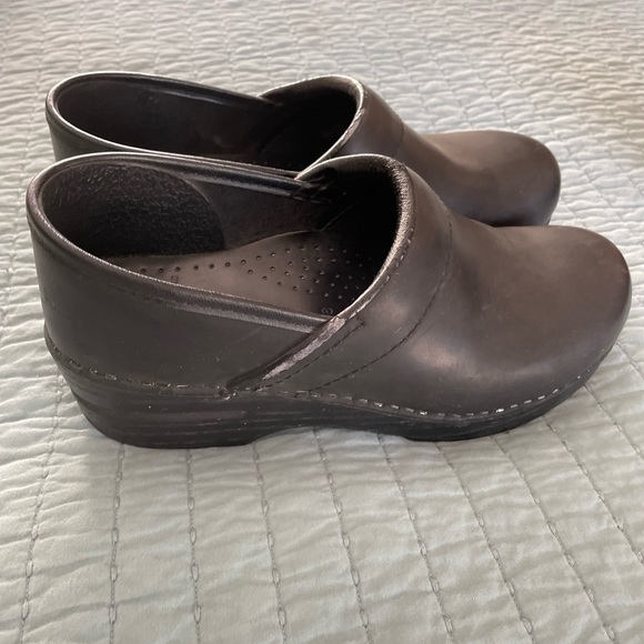 Dansko size 38 brown clogs - Picture 3 of 7